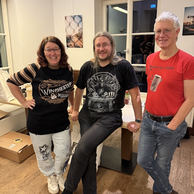 mit Kollegin Lucy Guth und Kollege Dieter Bohn BruehlCon_20251025.jpg, 168kB