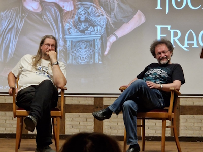 Moderator Robert Corvus und Bernhard Hennen diskutieren mit dem Publikum. LiLi_20260813.jpg, 119kB