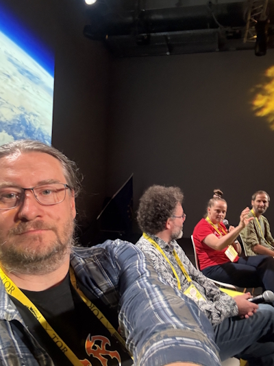 Panel Science Fiction versus Fantasy mit Bernhard Hennen, Theresa Hannig und Erik Wunderlich. Nicht im Bild: Moderator Wolf von der Buchhandlung Otherland. MetropolCon_20260703